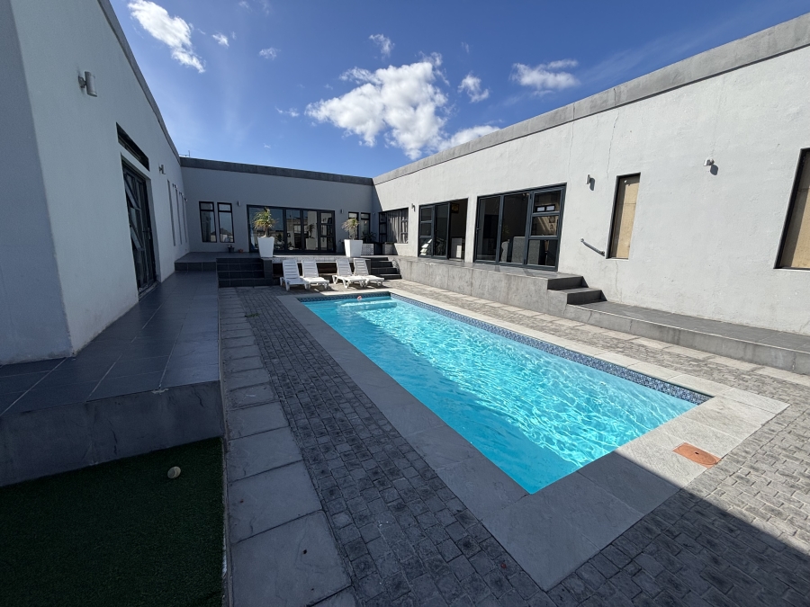 5 Bedroom Property for Sale in Pelican Heights Western Cape